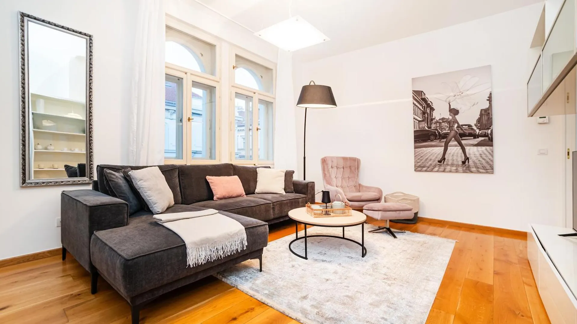 Large And Stylish Apartment In 프라하 체코