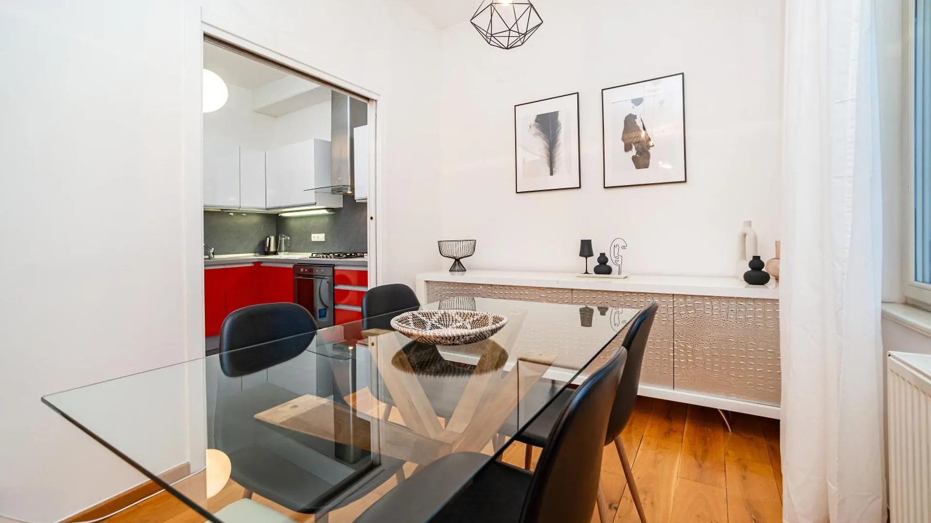 Large And Stylish Apartment In 프라하