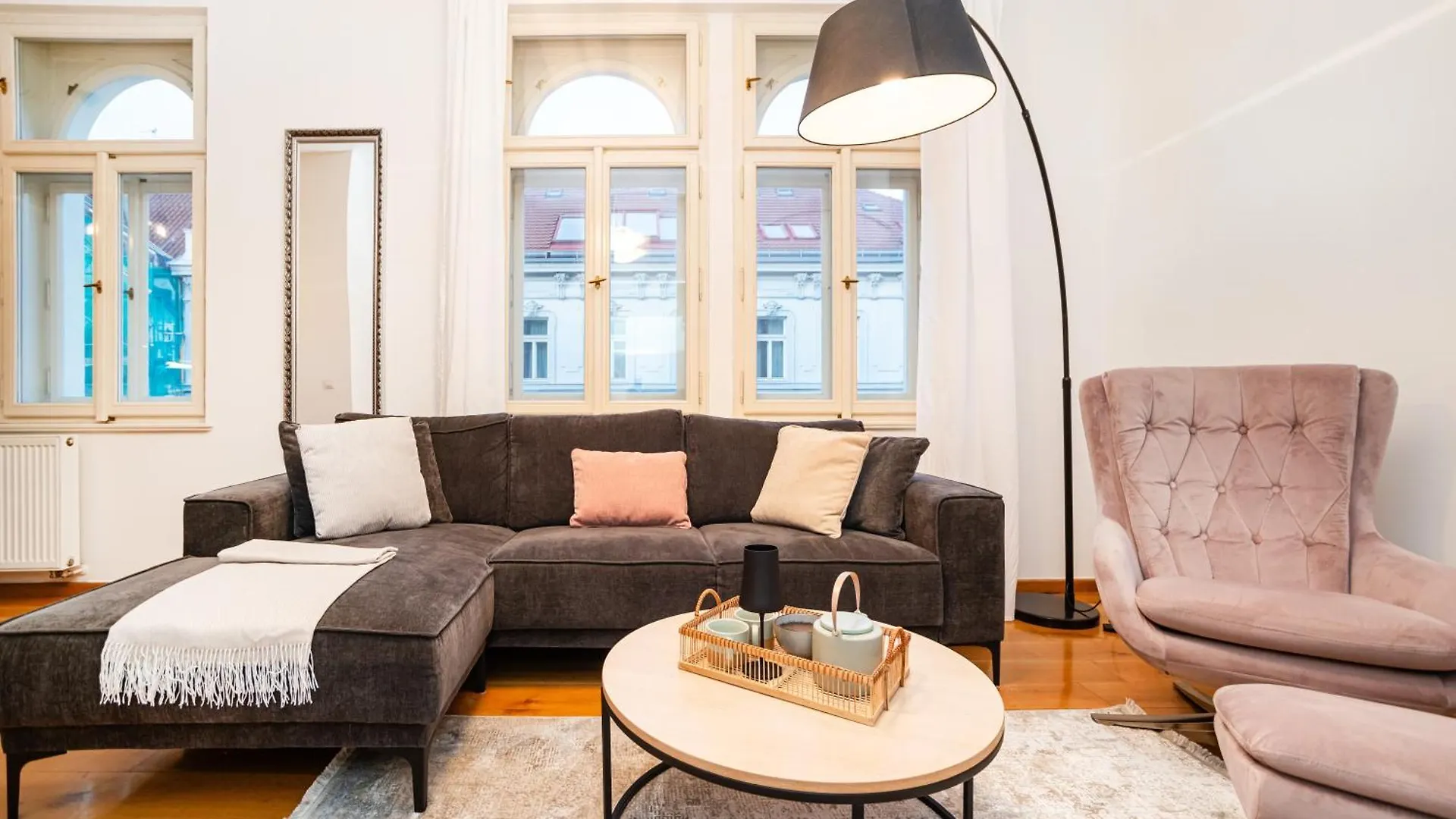 Large And Stylish Apartment In 프라하 0*,