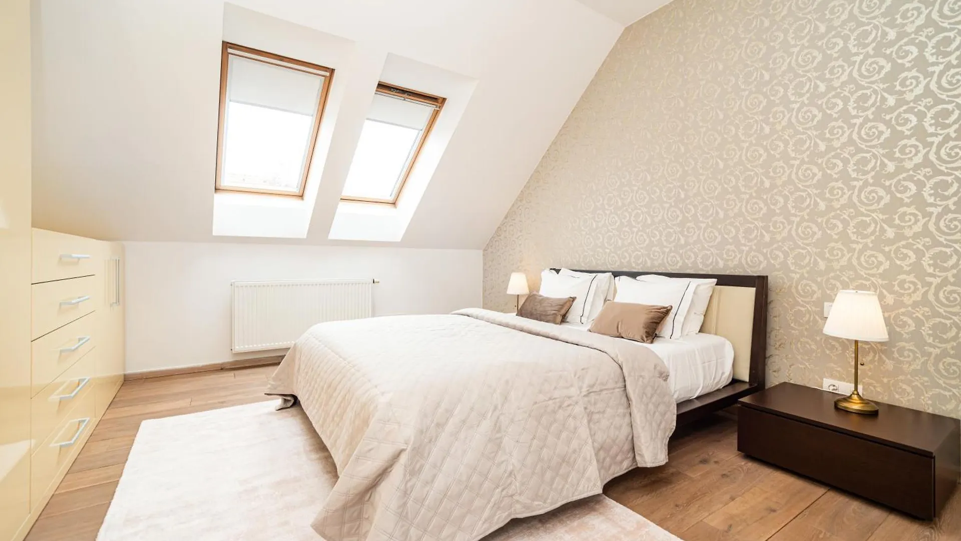 Large And Stylish Apartment In 프라하 0*,
