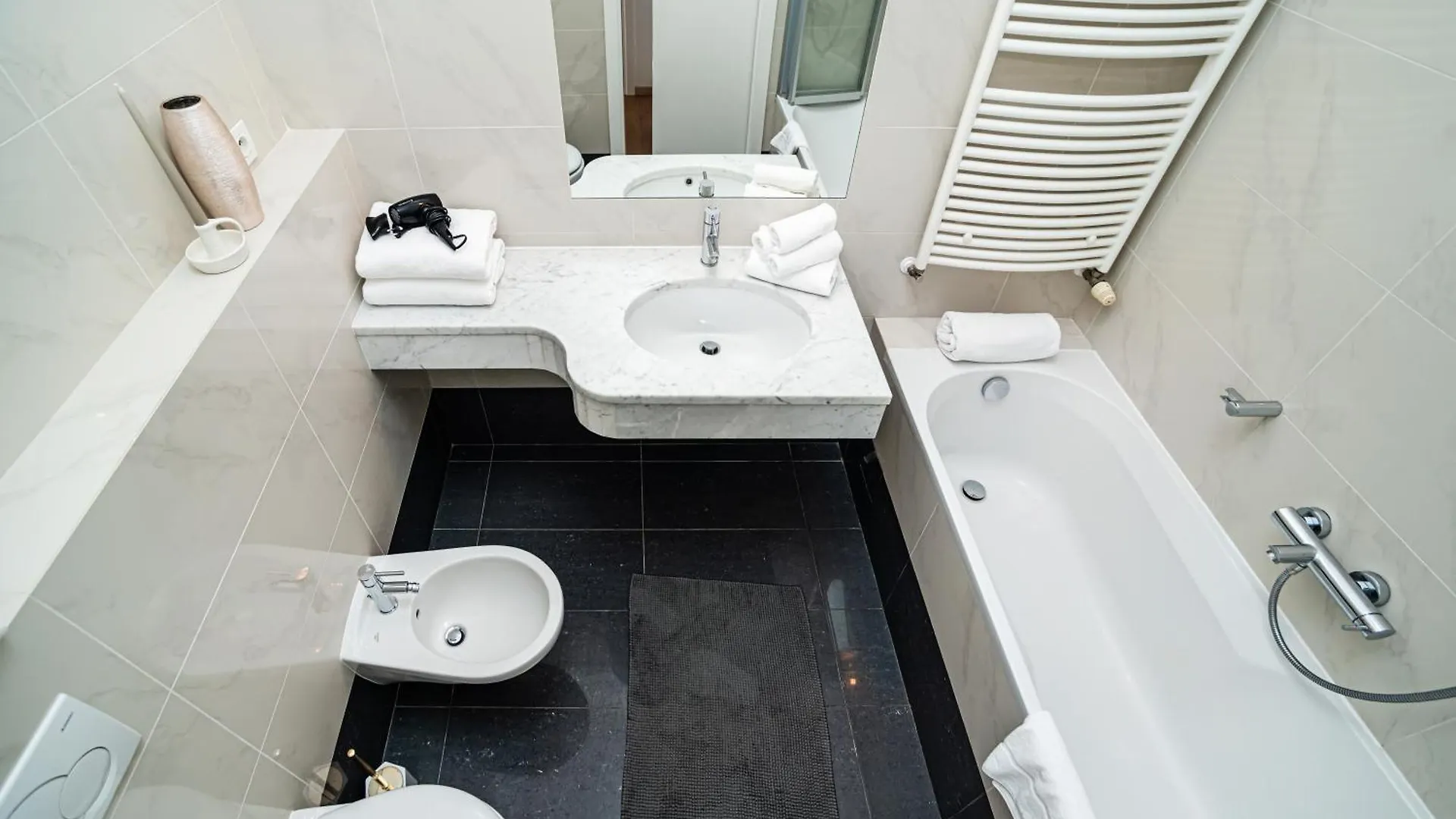 Large And Stylish Apartment In 프라하