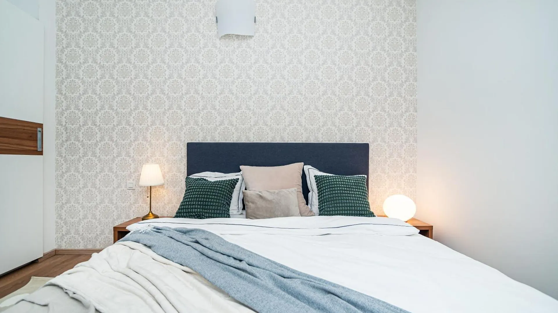 Large And Stylish Apartment In 프라하