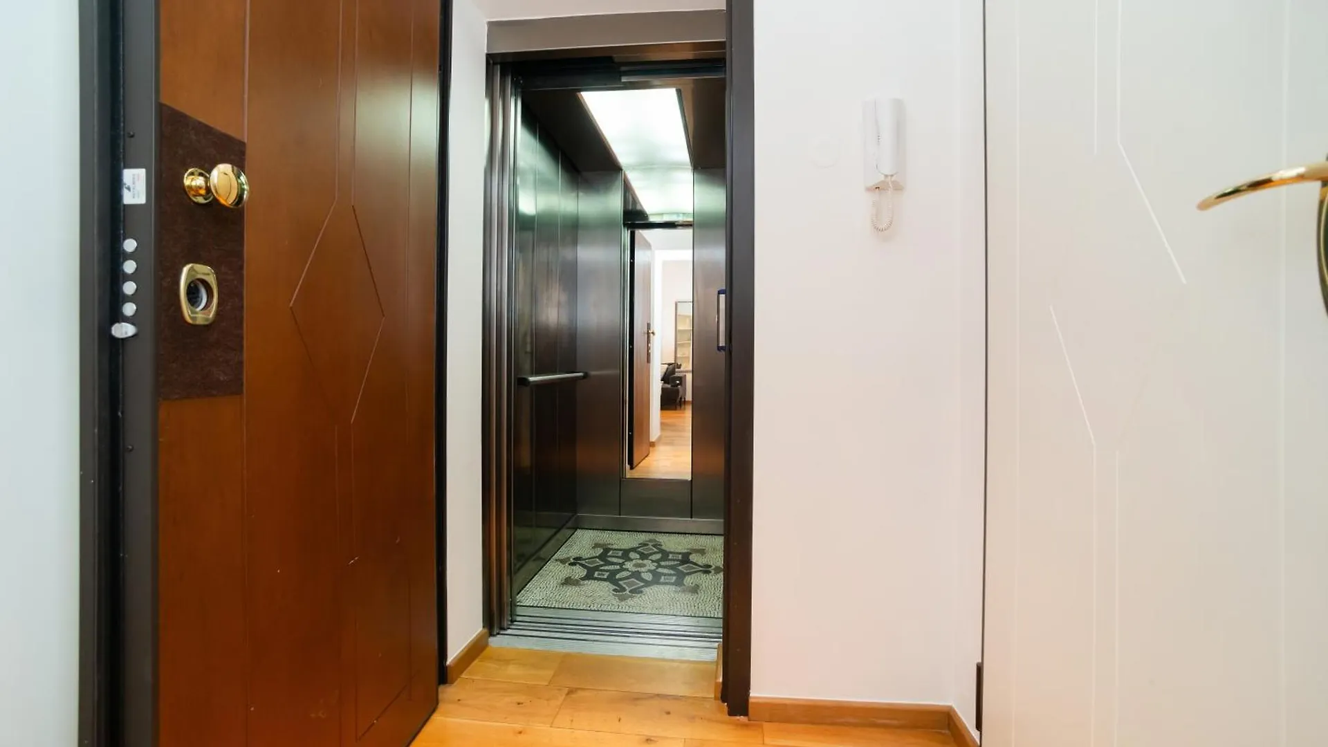 Large And Stylish Apartment In 프라하