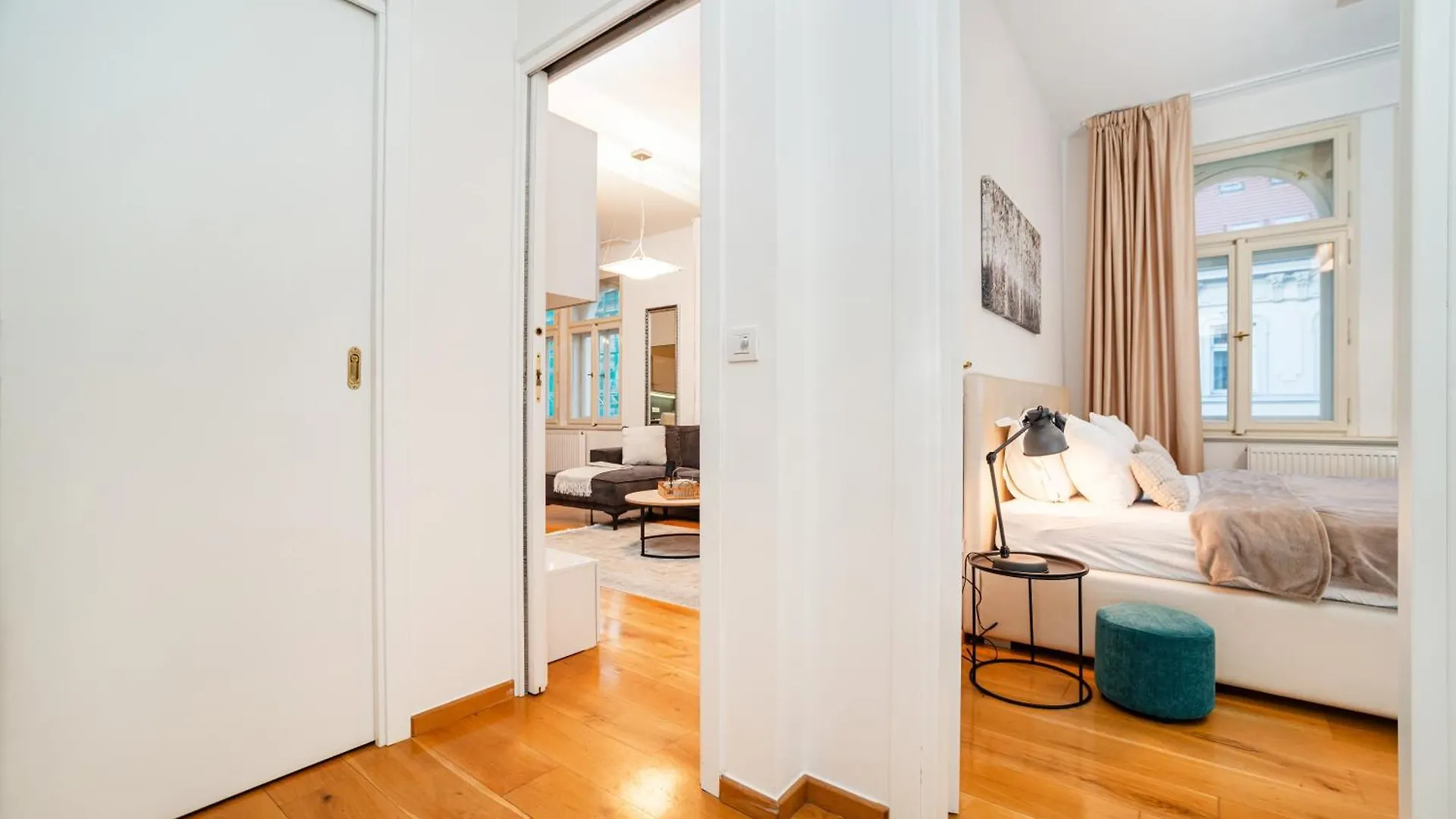 Large And Stylish Apartment In 프라하 체코