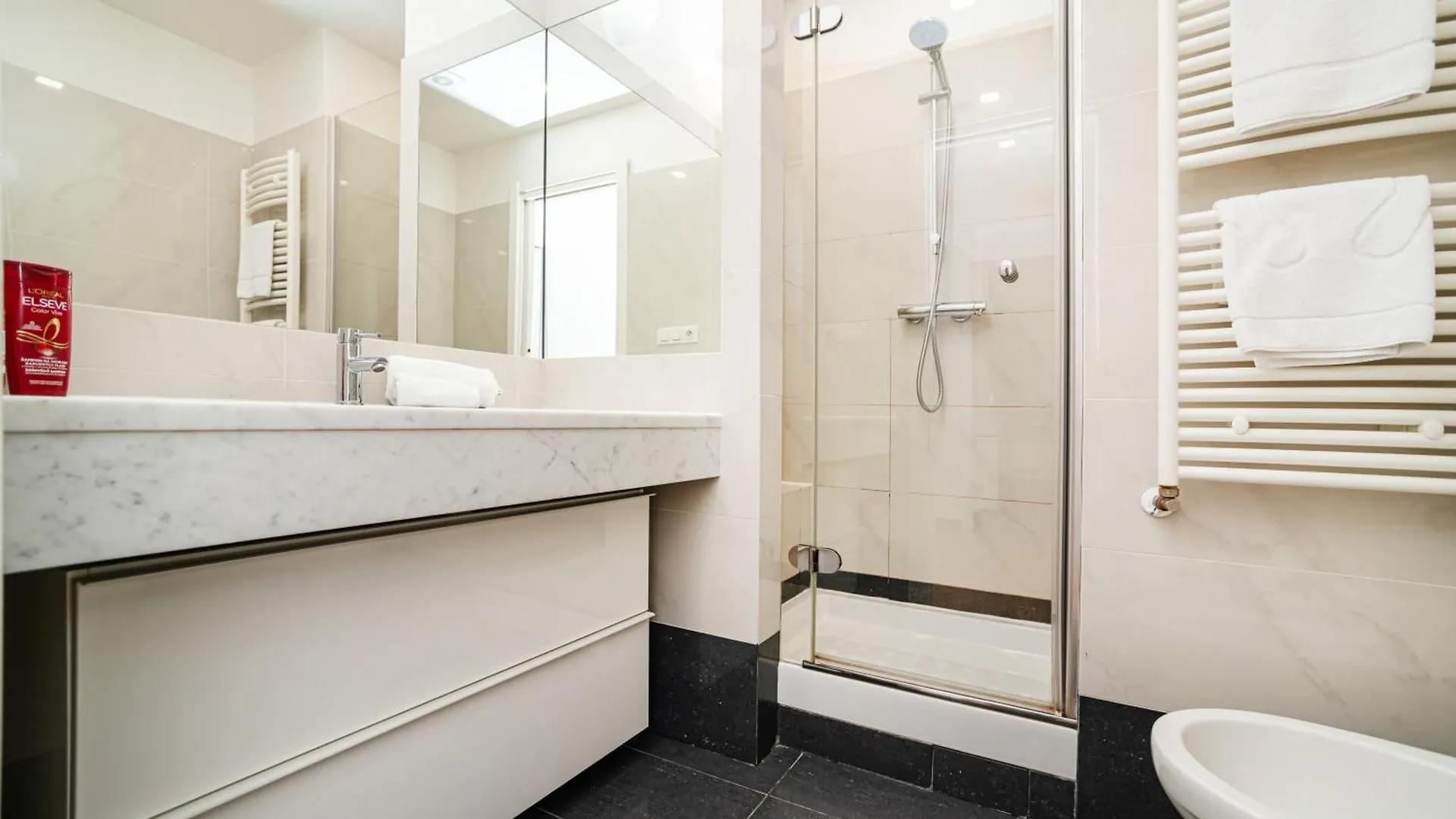 Large And Stylish Apartment In 프라하