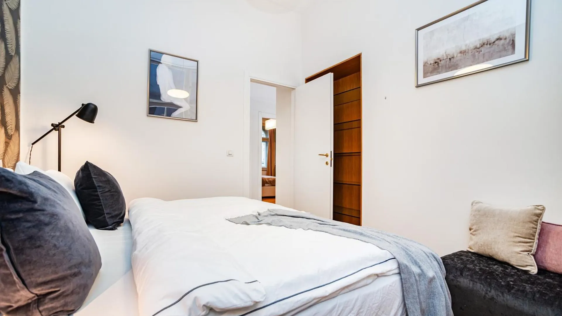 Large And Stylish Apartment In 프라하 체코
