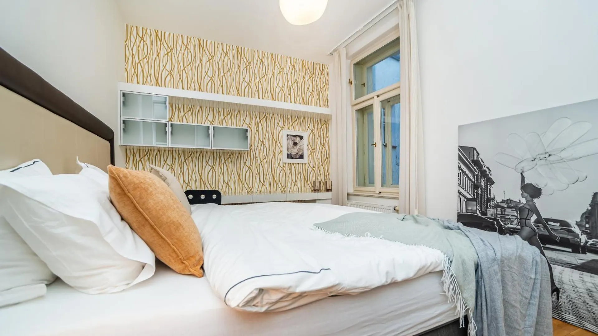 Large And Stylish Apartment In 프라하