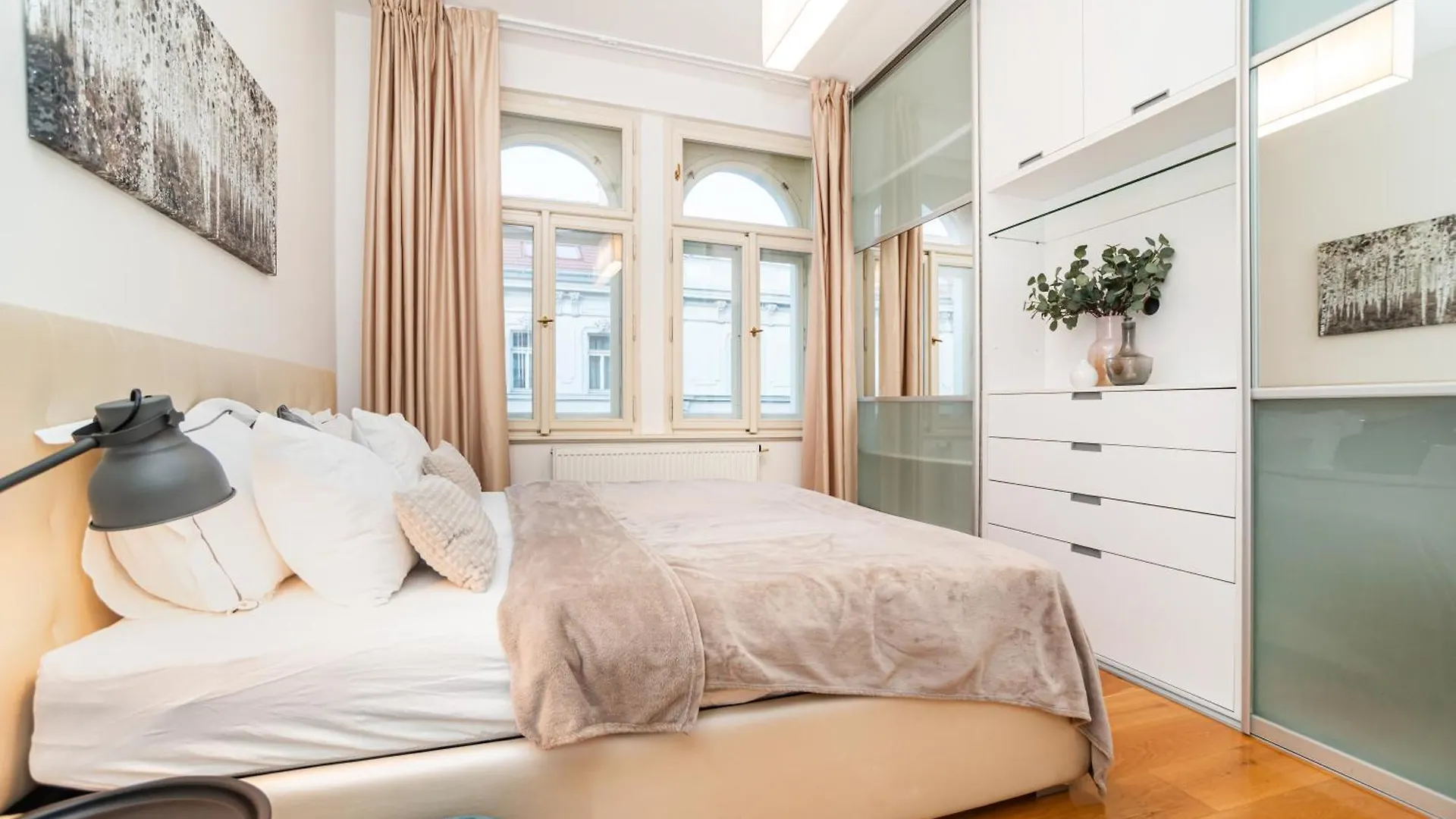Large And Stylish Apartment In 프라하 0*,  체코