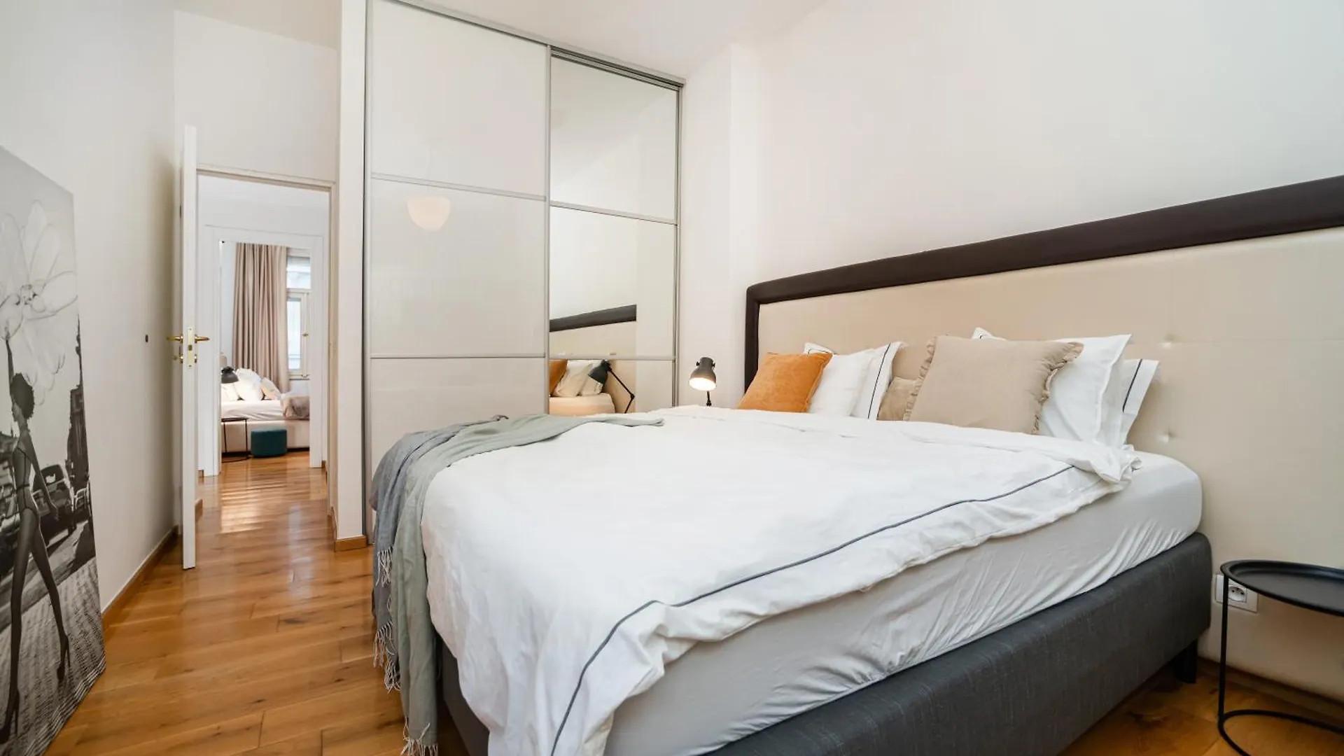 Large And Stylish Apartment In 프라하
