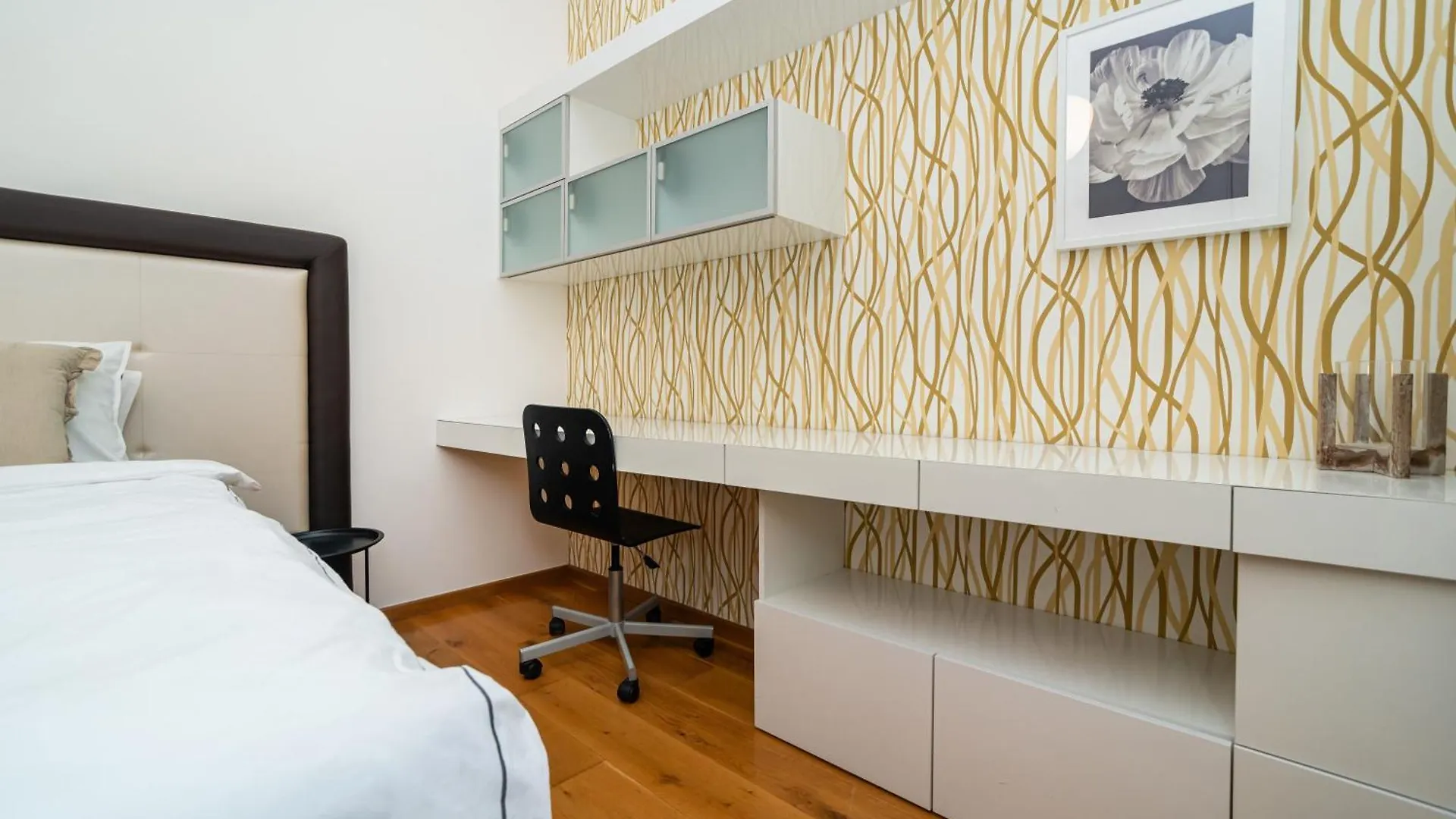 Large And Stylish Apartment In 프라하