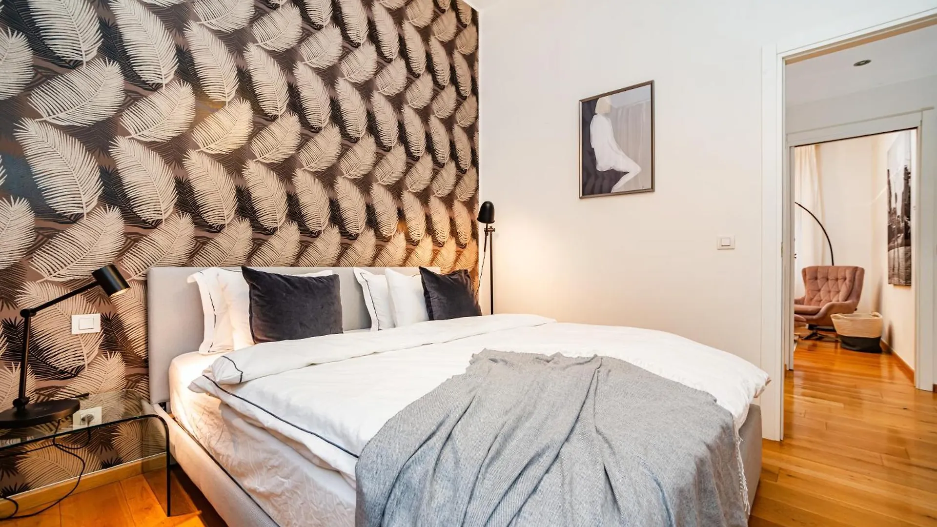 Large And Stylish Apartment In 프라하
