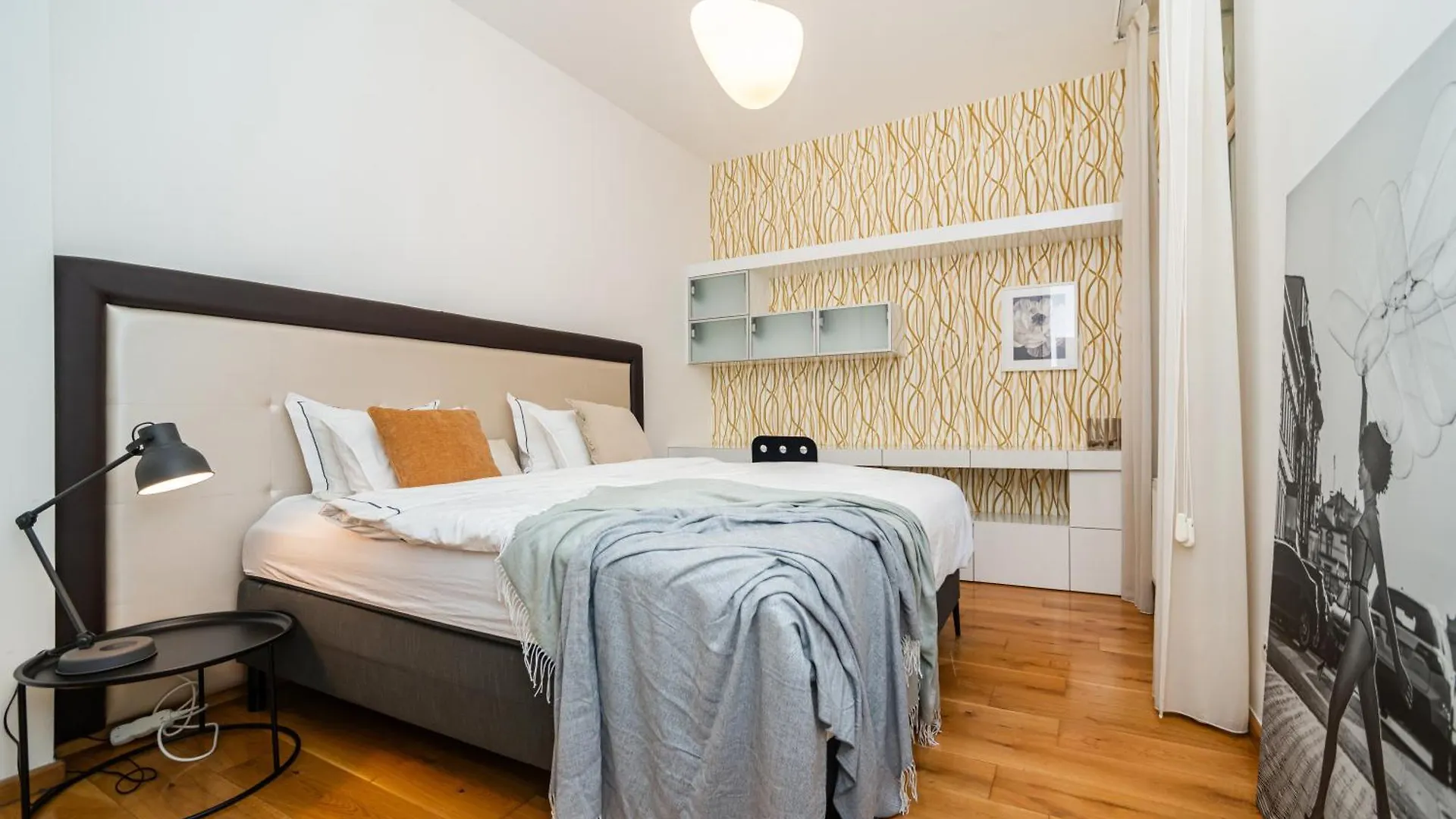 Large And Stylish Apartment In 프라하 0*,
