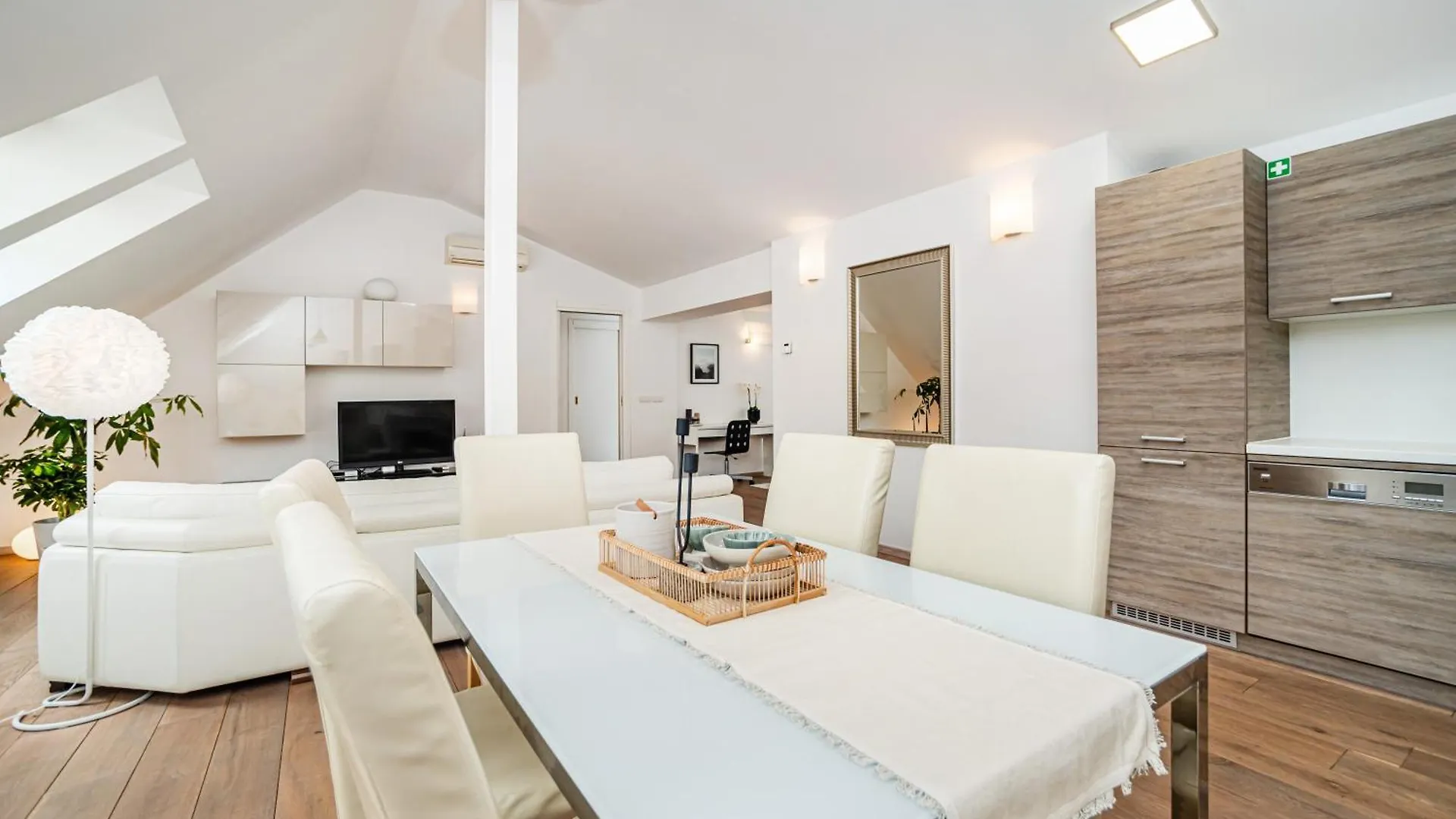 Large And Stylish Apartment In 프라하