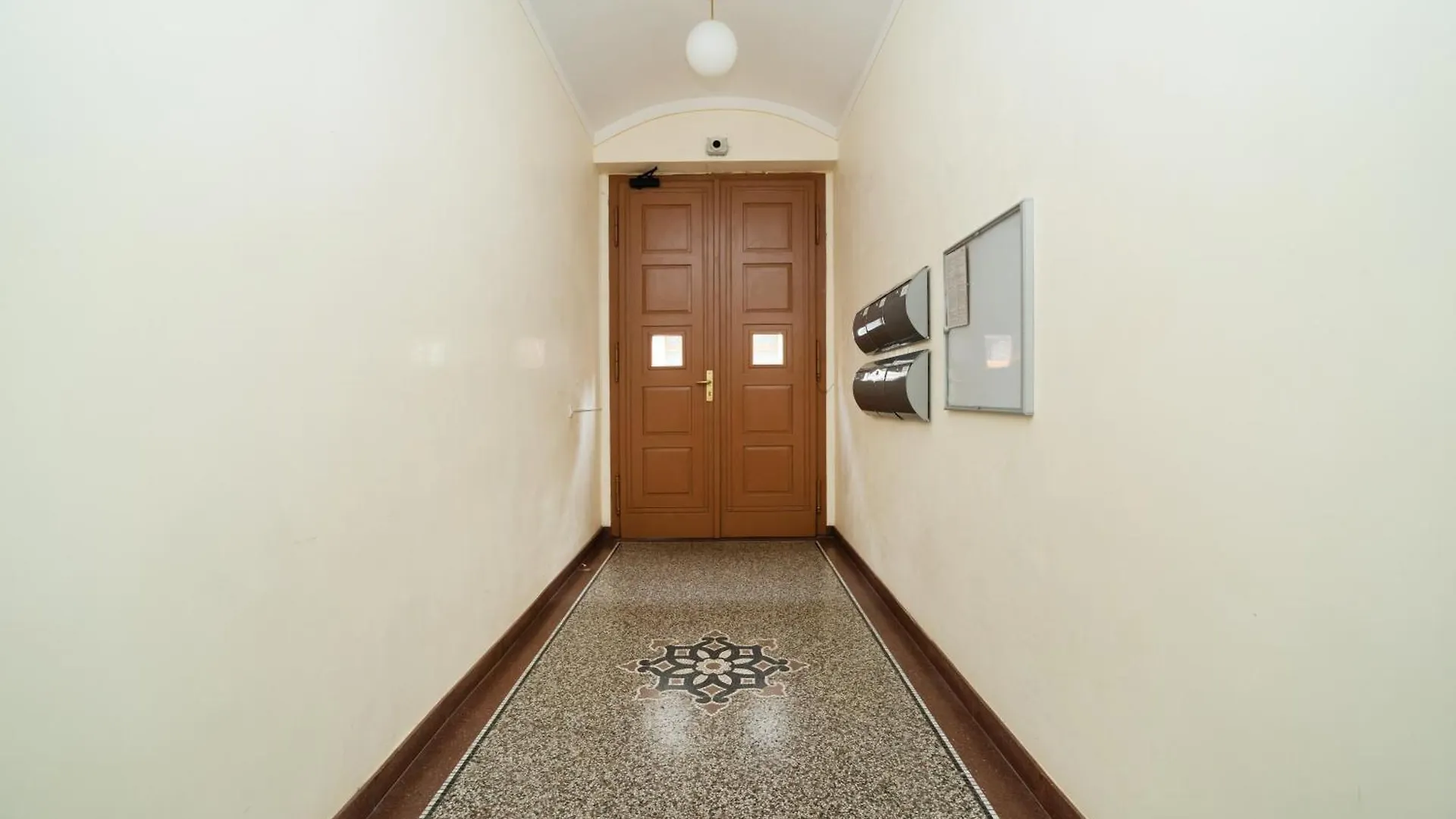 Large And Stylish Apartment In 프라하